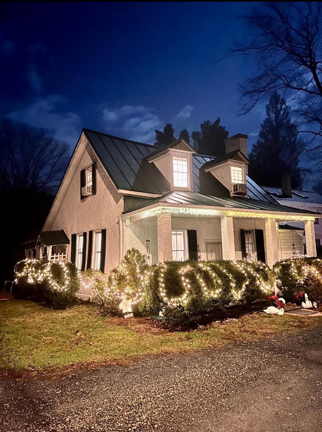 Across The Inn Entire Colonial House With Lovely Porch & Extremely Fast Wi-Fi Washington Zewnętrze zdjęcie